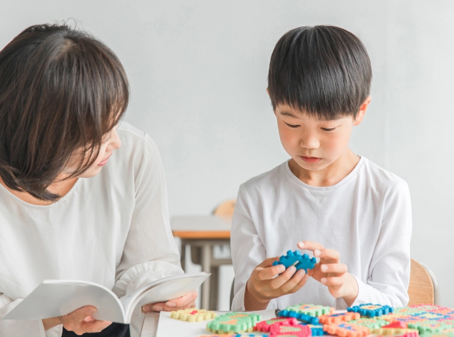 英語を勉強する子どもと職員