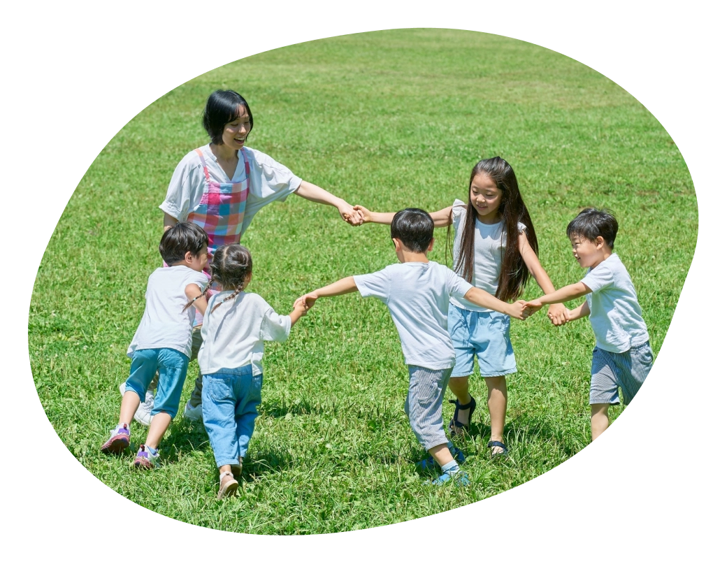 輪になる子どもたちと職員