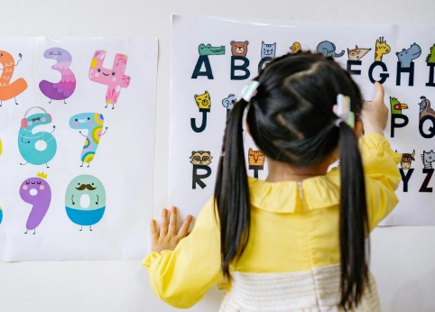 英語を勉強する女の子